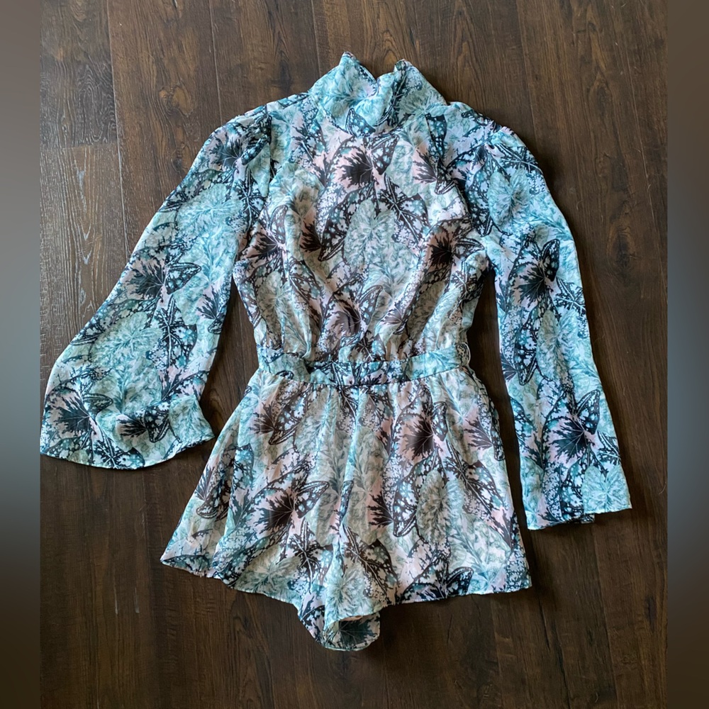 bebe women’s XS open zippered back semi sheer polyester green leaf casual romper